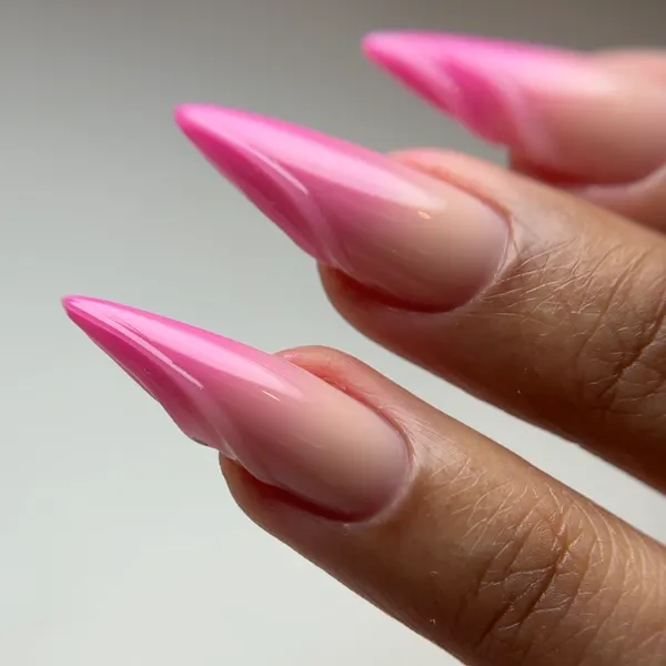 Ongles stiletto rose, publication Instagram de Grace Manucure