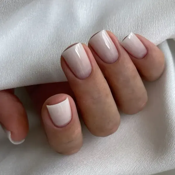 Ongles carrés laiteux, publication Instagram de Grace Manucure